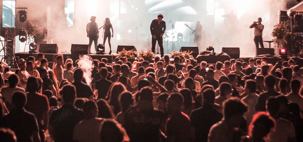 Summer is here, and Chicago’s music festival season is in full swing. Explore free concerts, outdoor music series, and summer festivals around the city — with chauffeured transportation from Chicago CoachWorks.